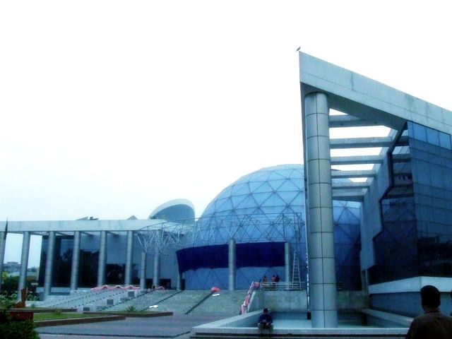 Elevating Commercial Exterior Design in Dhaka